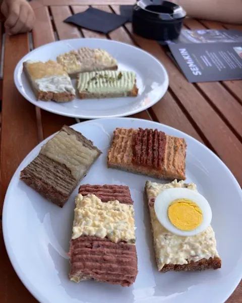 Brötchenauswahl am Tisch vor SEMiKIN