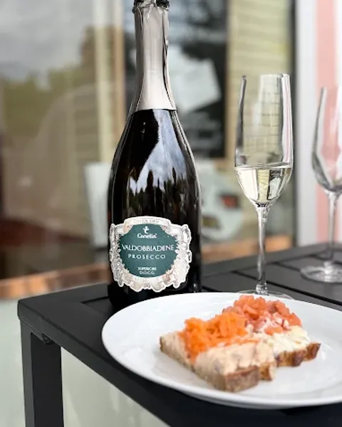 Brötchen mit einem Glas Prosecco bei SEMiKIN